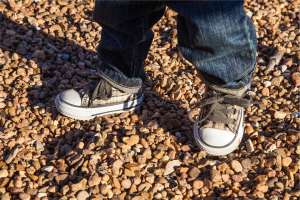 membelikan sepatu